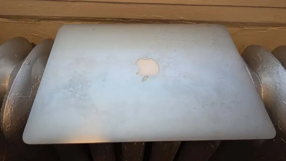 Apple MacBook Air 13-inch Model A1466 (Mid-2012) 1.8GHz Core i5 Silver